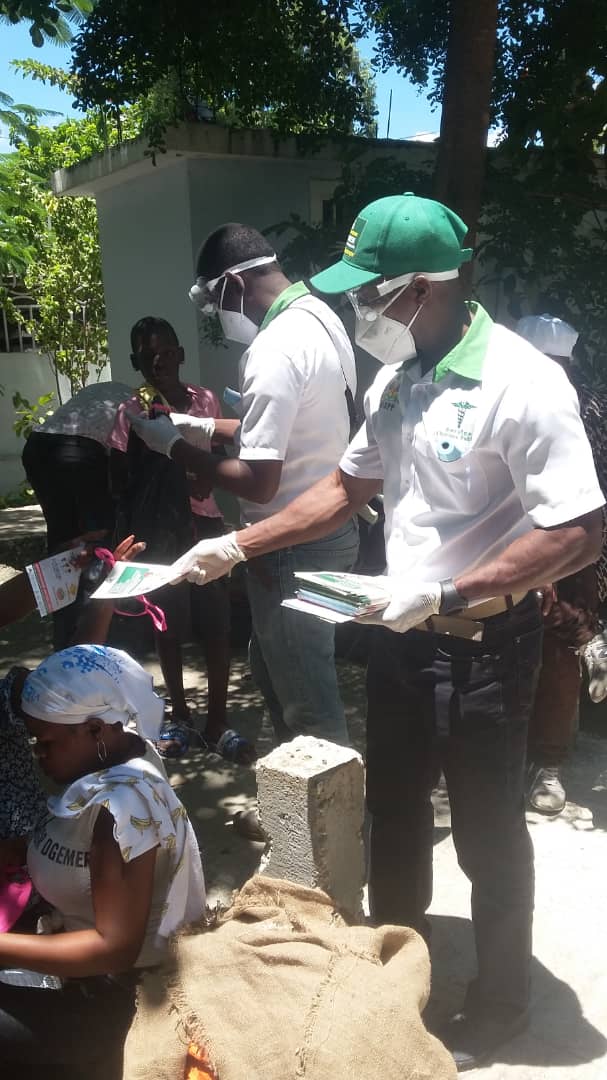 MsppOfficiel's tweet photo. #COVID19
#MSPPHaiti
#UCRP
#DPSPE
16/07/2020 - Nan kad fèt patwonal Notredam Monkamèl nan Sodo, #MSPP deplwaye yon ekip ki gen ladan l teknisyen nan kominikasyon ak Ofisye sanitè pou sansiblize vizitè ak pèleren yo sou kowonaviris ki toujou nan peyi a. https://t.co/V8as0kdax3