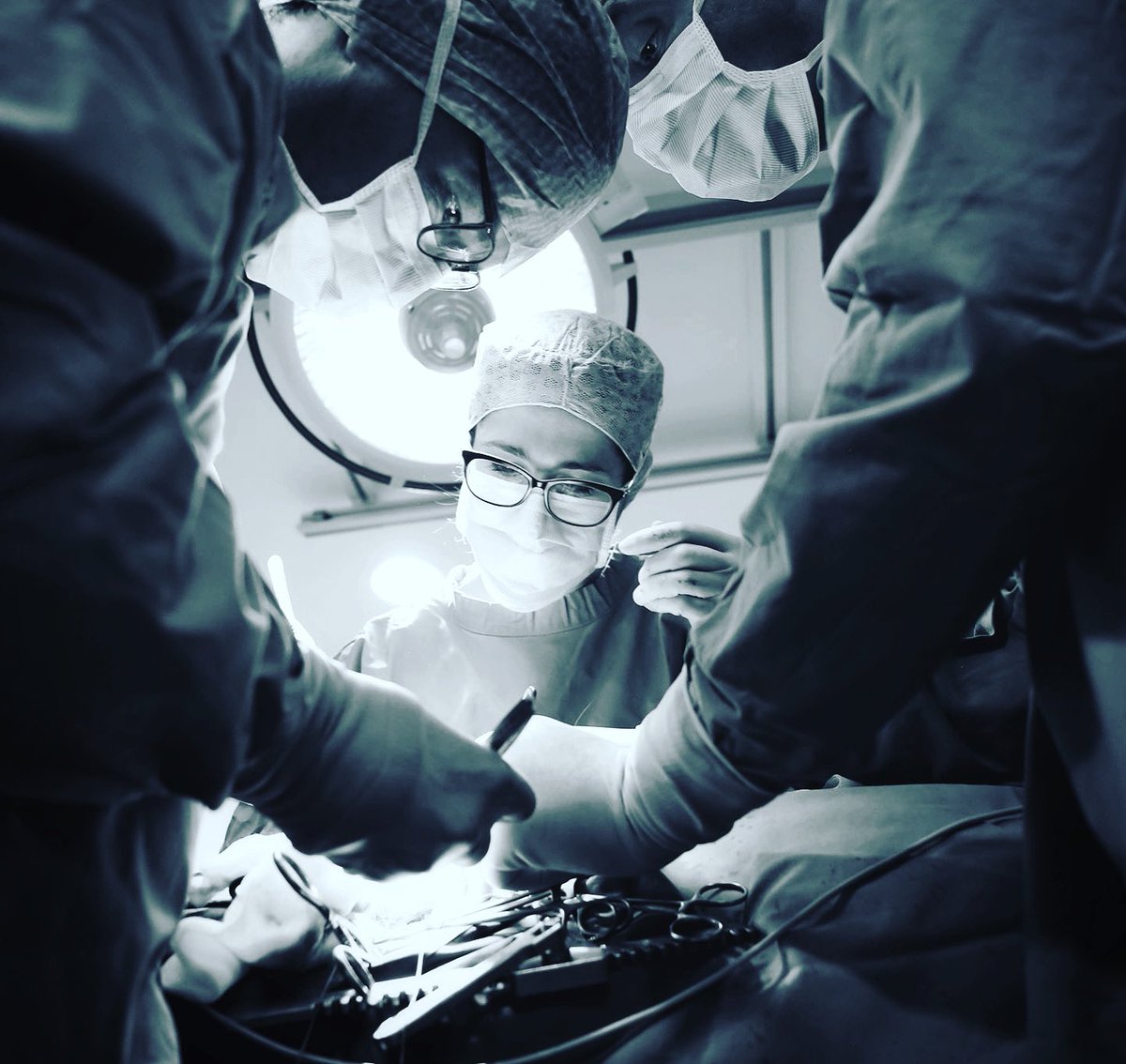 FraeuleinHomann's tweet photo. Teamwork... one of the important things in surgery #surgery #cardiacsurgeon #leftventricularassistdevice https://t.co/VZUD5EnnD5