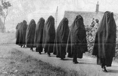 hijabarbaeen's tweet photo. #Hoyke was worn by women everywhere, from the market to the church. The Dutch hijab-ban in the 15th century removed hoyke from everyday life and wearing it was limited to funerals, mostly by widows.
#DutchJilbab #DutchChador #Heuke #Hoike #Hoyke #Huke #Huik https://t.co/BYevP7TfBV