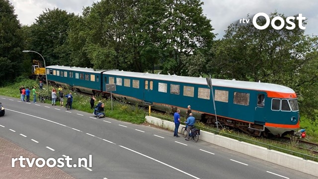 rtvoost's tweet photo. VIDEO: Historische trein De Blauwe Engel opgeknapt en versleept naar Twekkelo https://t.co/veUxA2Y1Jn #rtvoost https://t.co/bv9uBgEo2i
