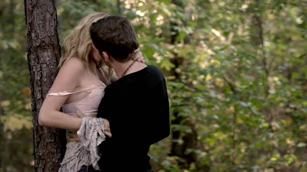 dailyklaroline's tweet photo. @sunflowercutie9 @JosephMorgan @CandiceAccola [Caroline's voice:] "wE dOnT hAvE a ThInG" https://t.co/xNvwxCa8Wk