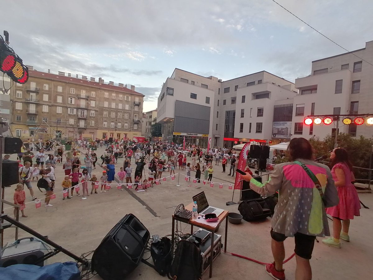 Rijeka2020's tweet photo. Sreća i radost na Klobučarićevom trgu uz Žestoke bubnjare toboganske, Triko Cirkus Teatar s uličnim spektaklom Kaleidoskop: Krijesnica i Kišne razdragance! 😊 #Tobogan #Rijeka2020 #EPK2020 https://t.co/uLxt0RlYSI