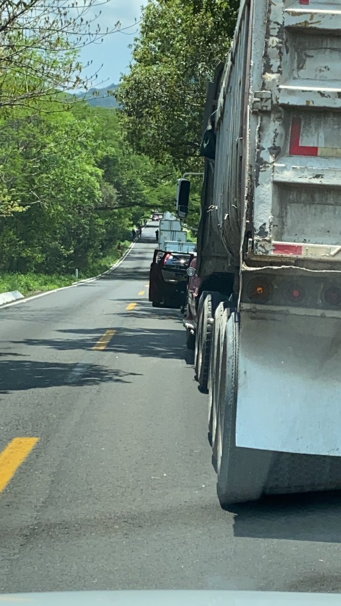 RafadelaT's tweet photo. @Trafico_ZMG  podrian comentar algo acerca de el accidente en carretera Pto Vallarta/Tepic https://t.co/tarzQtUQos
