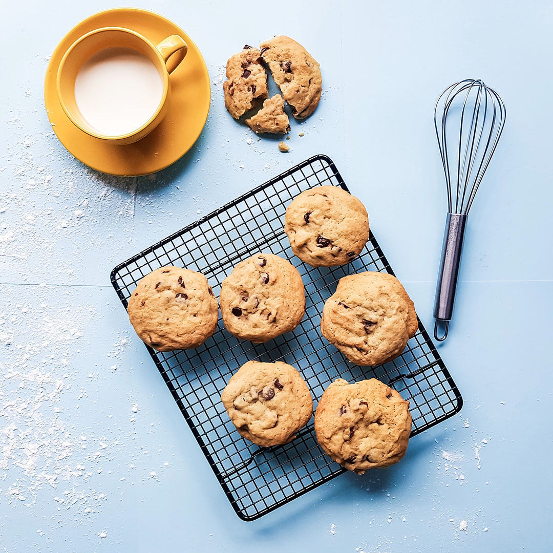 Cooling racks are widely used to safely cooling down the baked goods. Next time, take a time and use them to appreciate the perfect sweet shapes, while they release their lovely aroma of freshly cookies 🍪🥧 #bakingtools #coolingracks #cookies #baking