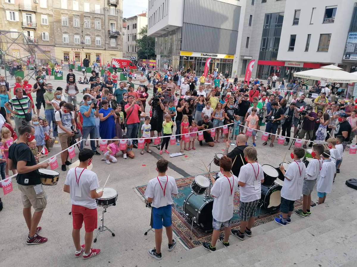 Rijeka2020's tweet photo. Sreća i radost na Klobučarićevom trgu uz Žestoke bubnjare toboganske, Triko Cirkus Teatar s uličnim spektaklom Kaleidoskop: Krijesnica i Kišne razdragance! 😊 #Tobogan #Rijeka2020 #EPK2020 https://t.co/uLxt0RlYSI