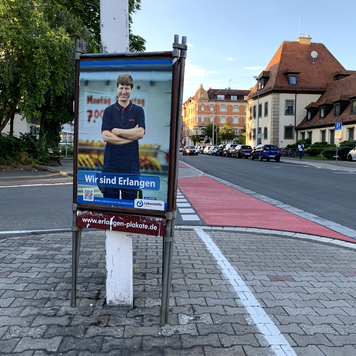 BirkeundPartner's tweet photo. In Erlangen hängen 500 Plakate der Lebenshilfe Erlangen, die dafür sorgen, dass Menschen mit Behinderung wieder Teil des Stadtbilds sind. Als Risikogruppe verlangt ihnen Corona besondere Vorsicht ab. Wir durften die Fotografien beisteuern. Alles Gute zum 60., liebe Lebenshilfe! https://t.co/3k3crHpUAm