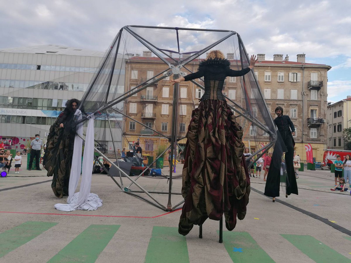 Rijeka2020's tweet photo. Sreća i radost na Klobučarićevom trgu uz Žestoke bubnjare toboganske, Triko Cirkus Teatar s uličnim spektaklom Kaleidoskop: Krijesnica i Kišne razdragance! 😊 #Tobogan #Rijeka2020 #EPK2020 https://t.co/uLxt0RlYSI