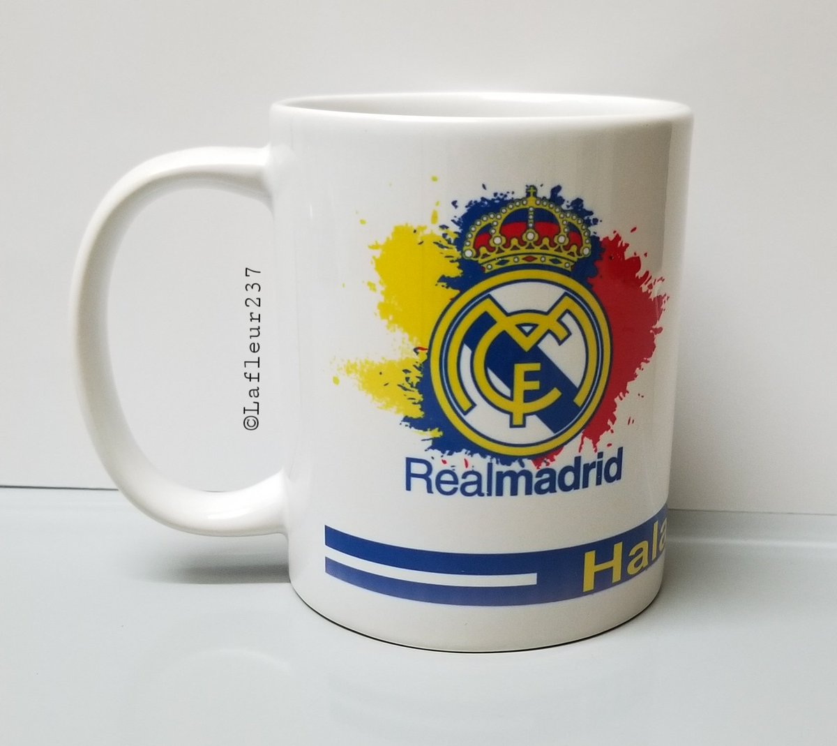 _CarpeDiem07's tweet photo. - Après il va dire qu'il est "Barcelonais" que ooh "Més que un club" si tu veux boudes même jusqu'à demain... 😌

- Donc quand j'avais vu bu mon #Topcola dans sa tasse du #RealMadrid elle m'avait vu? 🤔
J'avais juste la flemme d'aller prendre un verre. 😑 https://t.co/pTrvUcy4fn
