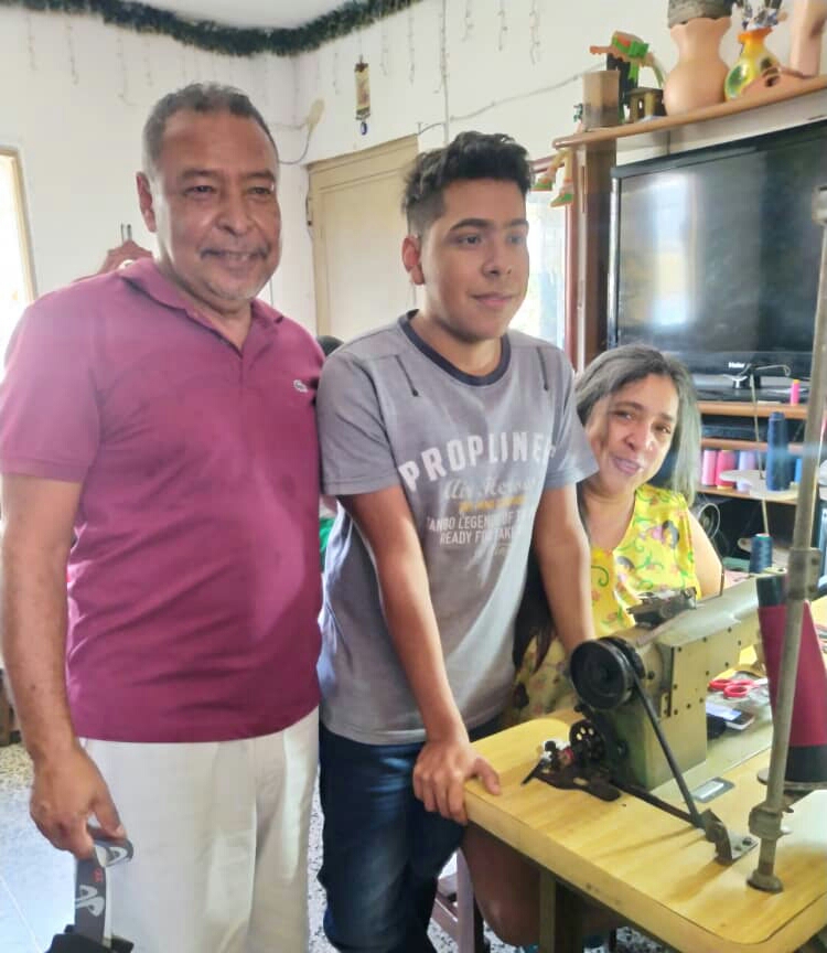 QGvzla's tweet photo. ¡CONOCE A NUESTROS JÓVENES!

Mi nombre es Kleyverth Elorza, tengo 20 años de edad, vivo en Catia y soy egresado de la U. E. Madre Cecilia Cros. Gracias a QG estoy estudiando Antropología en la UCV. 

Me apoyarán hasta graduarme como profesional. https://t.co/mpWzFROKFp
