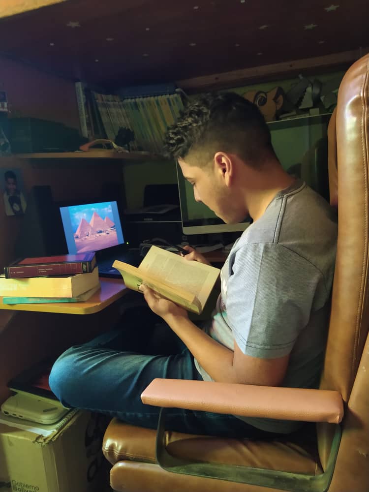 QGvzla's tweet photo. ¡CONOCE A NUESTROS JÓVENES!

Mi nombre es Kleyverth Elorza, tengo 20 años de edad, vivo en Catia y soy egresado de la U. E. Madre Cecilia Cros. Gracias a QG estoy estudiando Antropología en la UCV. 

Me apoyarán hasta graduarme como profesional. https://t.co/mpWzFROKFp