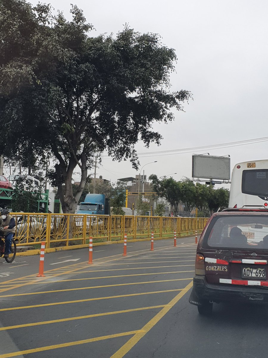 JulioCesar_Ruiz's tweet photo. 🟥 #Estropicio. Tanto esfuerzo costó ampliar la avenida Canadá para darle mayor fluidez. Ahora el nuevo alcalde @JorgeMunozAP viene y le quita el carril ganado. "Pico y placa" fue una medida temporal. ¿Está elaborando algún programa vial integral? https://t.co/AMz9aeP6iq