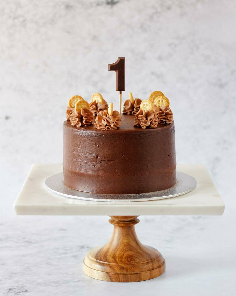 AliceBakery_es's tweet photo. Seguimos con las tartas de cumpleaños... Tarta de chocolate🎂🍫 rellena de nata🍶 y queso crema🧀. 
• 
•
•
#tartadecumpleaños #1año #happybirthday #tartadechocolate #chocolate #bakery #tarta #chocolatecake #galletasmaria #cookies #foodphotography #ph… https://t.co/kgwhrKGGBp https://t.co/2p4GKlEKf0