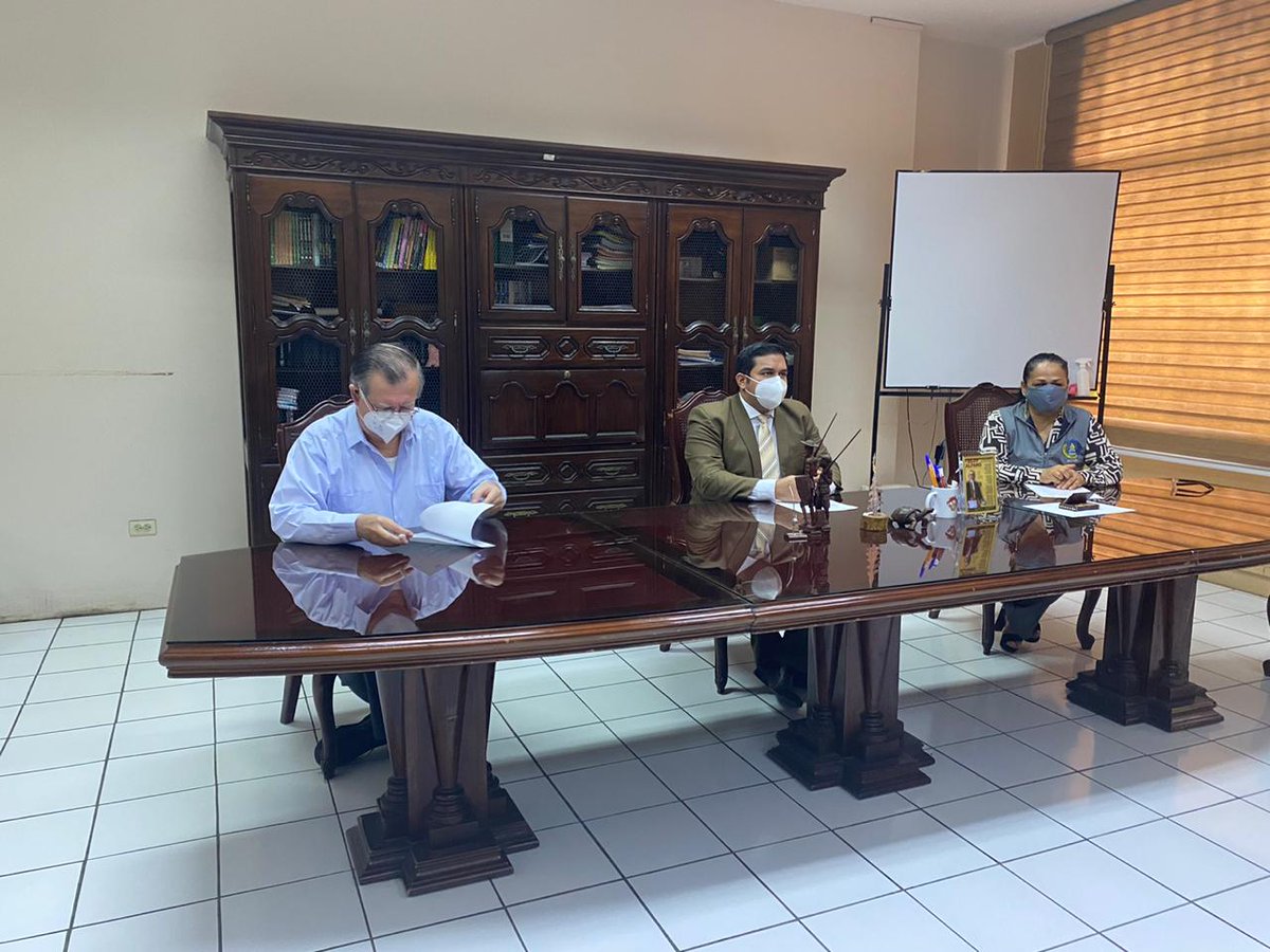 ISTPEM1's tweet photo. La rectora del #ISTPEM Mgs. Blanca Meza Cruz firmó el convenio de cooperación interinstitucional con la @UTMManabi con el objetivo del fortalecer las capacidades y conocimientos de la planta docente, a través del Instituto de Postgrados de esta universidad. https://t.co/pJGwcGHwR7