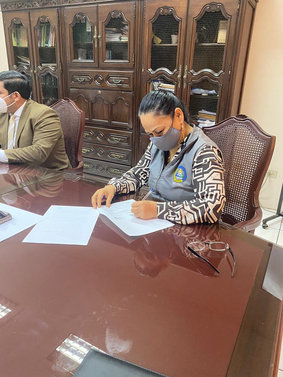 ISTPEM1's tweet photo. La rectora del #ISTPEM Mgs. Blanca Meza Cruz firmó el convenio de cooperación interinstitucional con la @UTMManabi con el objetivo del fortalecer las capacidades y conocimientos de la planta docente, a través del Instituto de Postgrados de esta universidad. https://t.co/pJGwcGHwR7