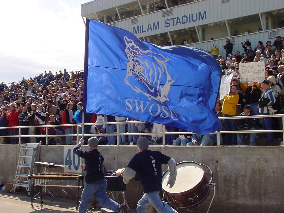 SWOSUAthletics's tweet photo. #SWOSUThrowback - Bulldog Football defeated the rival Bronchos of UCO 27-21 on Homecoming 2000! https://t.co/ZLGtKBxCqC