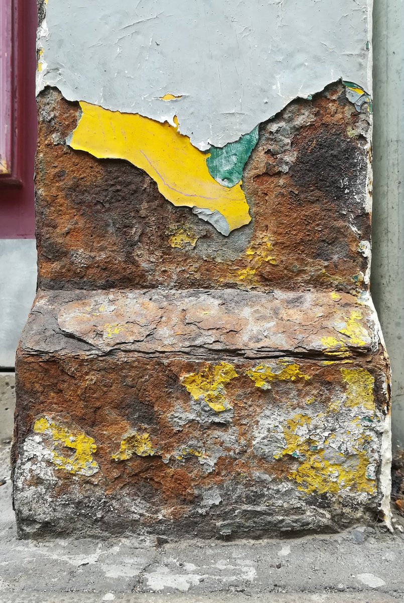 funnyweepics's tweet photo. Metal pillar between a door and a shop front, bright with age.
#causewayside https://t.co/wF8pEkvPND