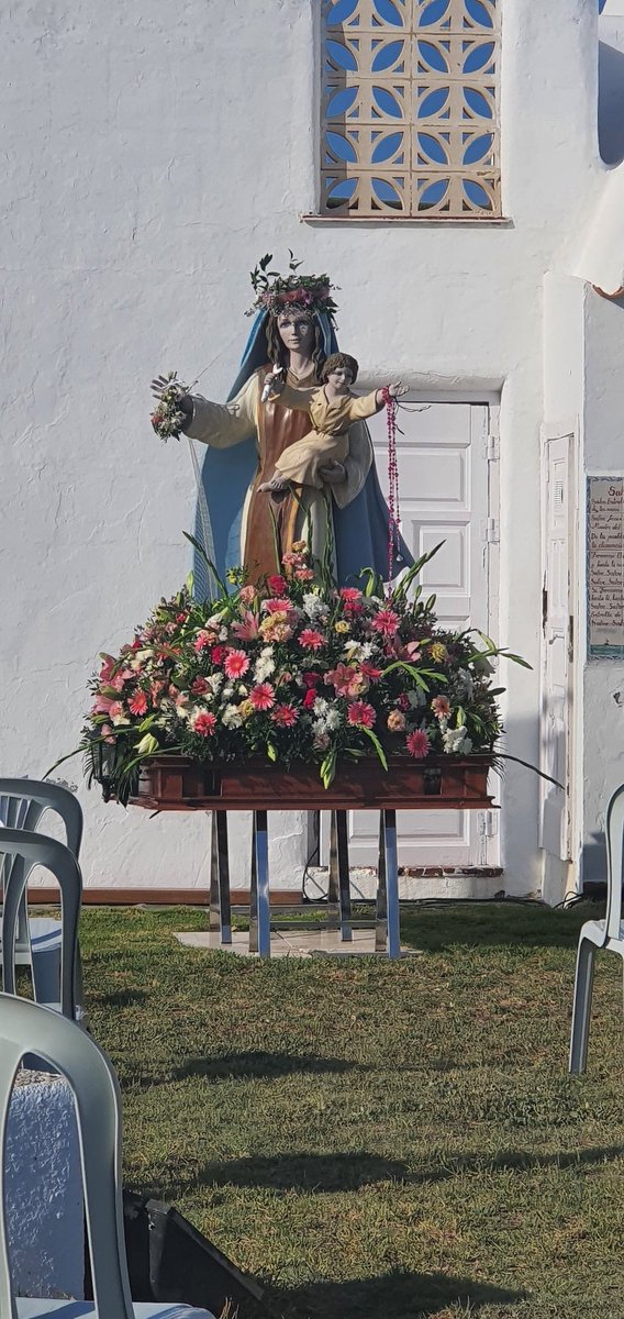 yoly_db's tweet photo. Feliz dia a todas las carmen y a los mariner@s!! Un año diferente sin su tradicional embarque pero acudiendo a su cita respetando ante todo las medidas de seguridad!! @davidbisbal como buen marinero nos podías alegrar el dia cantandonos un poquito de la salve marinera😊😉😘 https://t.co/RvKB4WKVKS