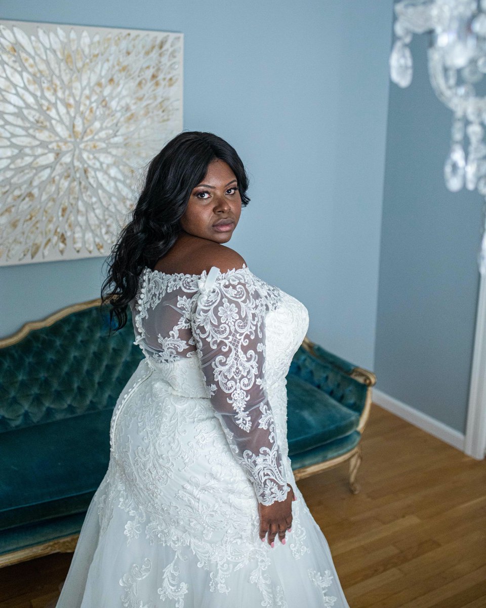 CurvyMain's tweet photo. Oh...you didn't think brides with curves could be gorgeous, chic and sexy?! Ivory&amp;Main has got you covered 😍✨ #IvoryandMain 📸 Janelle Brooke Photography https://t.co/8Axod6WIsO