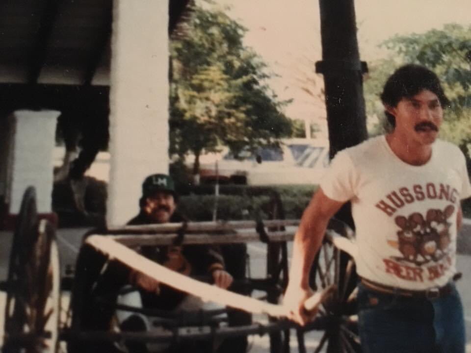 helenamaravilla's tweet photo. Entre mis fotos, encontré esta peculiar imagen de Aurelio Rodríguez, bromeando con sus compañeros de equipo cuando estaba con @verdesxsiempre  fue tomada en Navojoa. Allá por 84 ó el 85, Más o menos. #LetTheMemoryLiveAgain https://t.co/MGlnn2zBIC