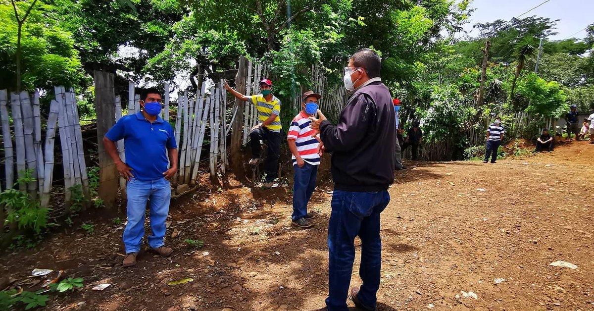 EngelhardManuel's tweet photo. Este día, realizamos la entrega de lamina a personas de escasos recursos económicos del cantón El Achiotal y el caserío El Javío. 

#EsperanzaCompromisoTransparencia
#SanJuliánSomosTodos https://t.co/315ZjiTAST