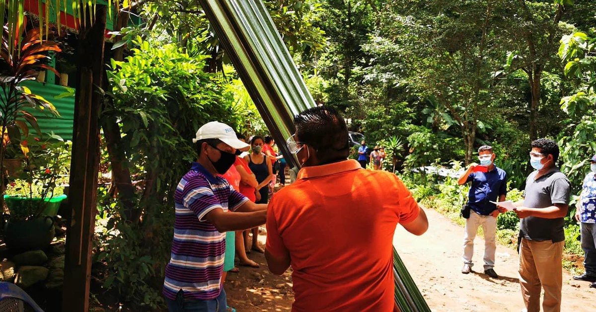 EngelhardManuel's tweet photo. Este día, realizamos la entrega de lamina a personas de escasos recursos económicos del cantón El Achiotal y el caserío El Javío. 

#EsperanzaCompromisoTransparencia
#SanJuliánSomosTodos https://t.co/315ZjiTAST