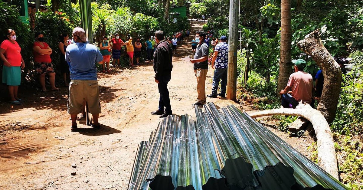 EngelhardManuel's tweet photo. Este día, realizamos la entrega de lamina a personas de escasos recursos económicos del cantón El Achiotal y el caserío El Javío. 

#EsperanzaCompromisoTransparencia
#SanJuliánSomosTodos https://t.co/315ZjiTAST