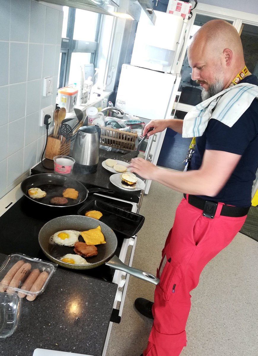 daajtm's tweet photo. Competition in the kitchen is hotting up! π₯ Biz gave @McDonalds strong competition this morning when he treated us to sausage & egg muffins π³π
#breakfastclub #teameating #thursdaymorning #teamsthatbreakfasttogetherstaytogether #hemslife @ChrisSa06763193 @alexmarycross ππ§‘ https://t.co/uVaL4zImRZ