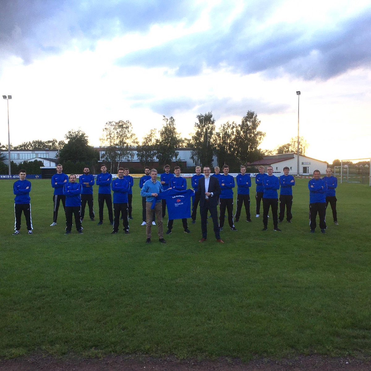 tusdielingen's tweet photo. Hoddies für die Fußballer ⚽️ https://t.co/ZUoWwZyFvA