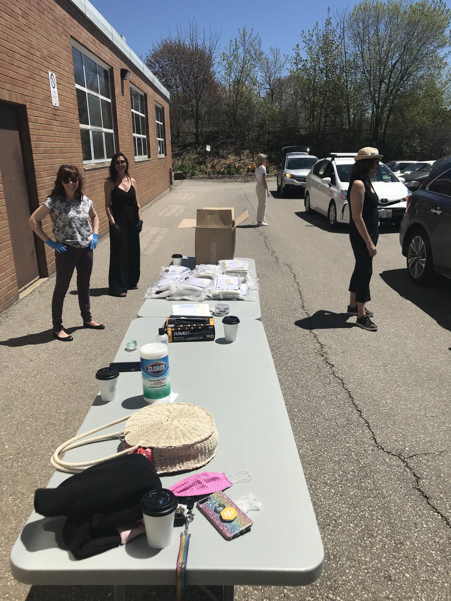 wrdsb's tweet photo. #TBT to when @ONEKCI teachers greeted their Grade 9 students as they picked up their mask making kits. 😷

The family studies class used the skills they learned to make masks for The Working Center. Thank you to KCI for giving back in a meaningful and practical way. #WRDSBgives https://t.co/iXEYiy0Zod