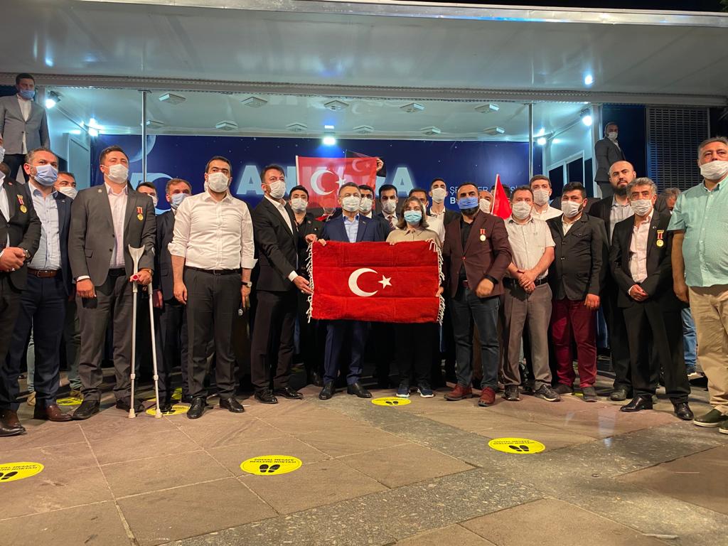 GazilerVakfi's tweet photo. Şehide vefa, Gaziye saygı konvoyumuz Cumhurbaşkanı Yardımcımız Sayın Fuat Oktay' ın daveti üzerine 15 Temmuz Kızılay Milli İrade Meydanında son buldu. 

@RTErdogan @fuatoktay @hakanhanozcan @lokman_aylar @GaziKaanSimsek https://t.co/MBTniBfHlE