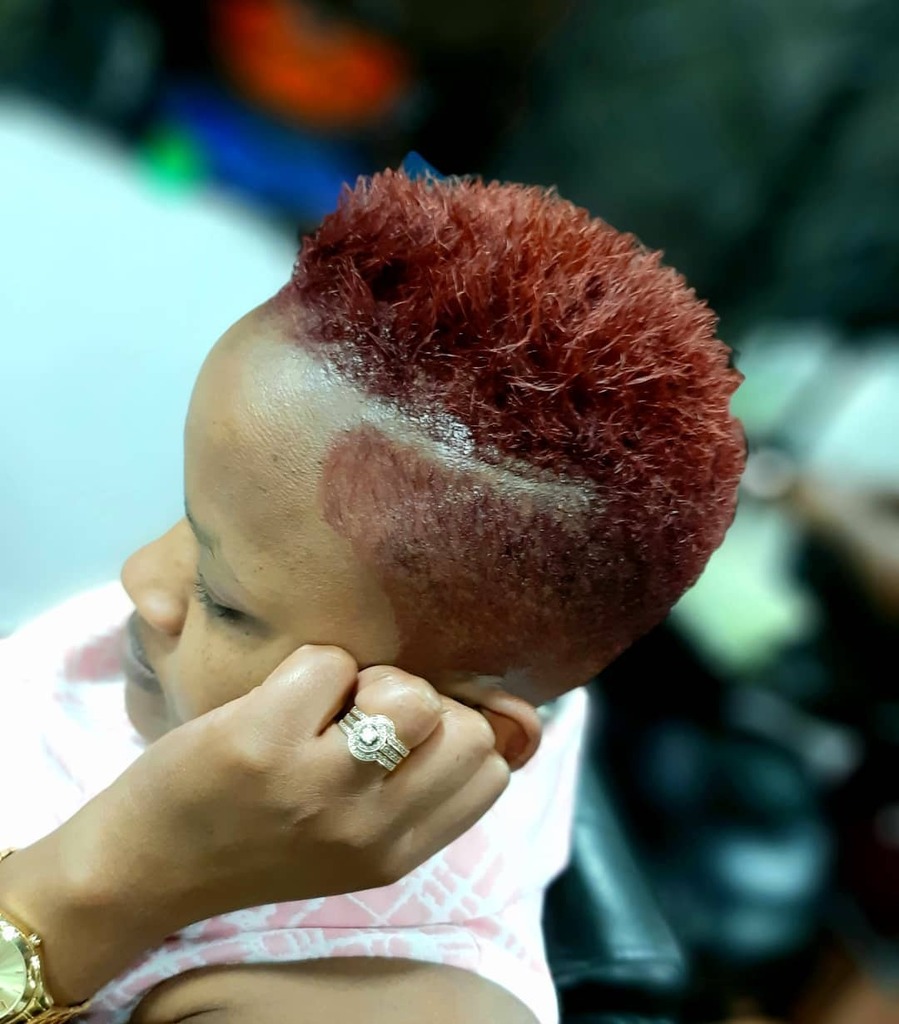#The_great_talented_hands🙌  #🔥✂️🔥✂️🔥✂️ #freshhaircut✂️ #ladieshaircuts  #marooncolor #barber💈 #barberismypassion😘 #barbershopconnect #ladiescolor #freshhaircut #nairobiancut instagr.am/p/CCtrxxslCz-/