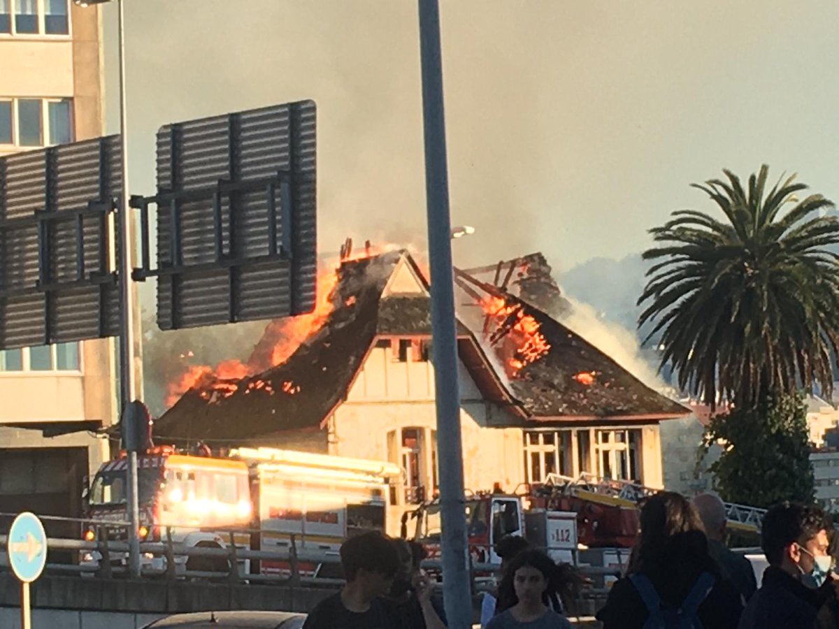 vocescoruna's tweet photo. Más imágenes del espectacular incendio de la Casa Carnicero en el Puente Pasaje dirección salida #ACoruña https://t.co/1dVIJsF2QV
