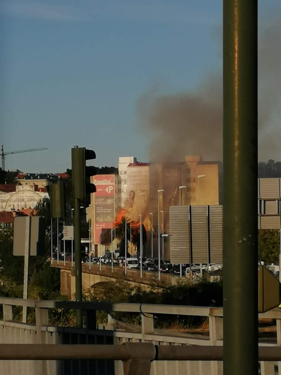 vocescoruna's tweet photo. Más imágenes del espectacular incendio de la Casa Carnicero en el Puente Pasaje dirección salida #ACoruña https://t.co/1dVIJsF2QV