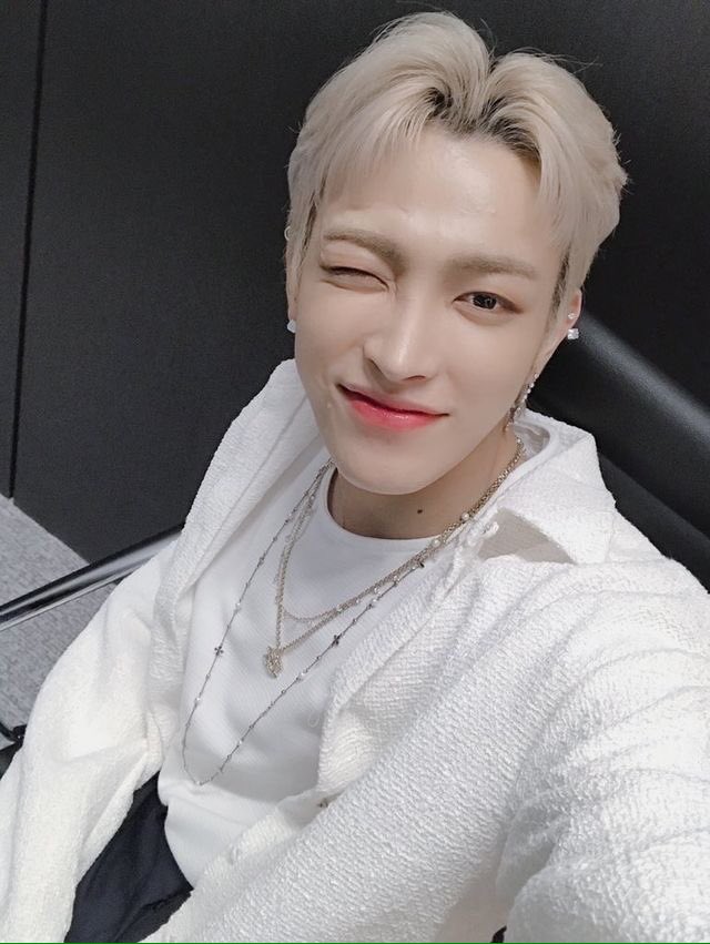 Choisanranghae_'s tweet photo. Do you know who is hongjoong? 
Hongjoong is your leader, talented, amazing, cute, loved, best boy, beautiful, friend, savior, soulmate, boyfriend, angel, incredible,handsome.

Hongjoong loves atiny and atiny loves hongjoong we will stay by his side forever
#joongismybestfriend https://t.co/uC5bvu8X8Y