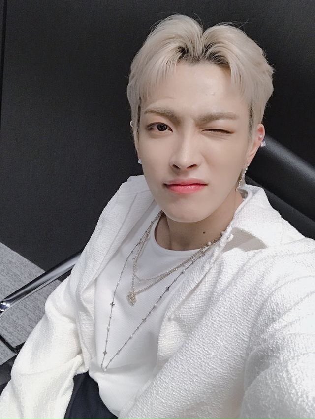 Choisanranghae_'s tweet photo. Do you know who is hongjoong? 
Hongjoong is your leader, talented, amazing, cute, loved, best boy, beautiful, friend, savior, soulmate, boyfriend, angel, incredible,handsome.

Hongjoong loves atiny and atiny loves hongjoong we will stay by his side forever
#joongismybestfriend https://t.co/uC5bvu8X8Y