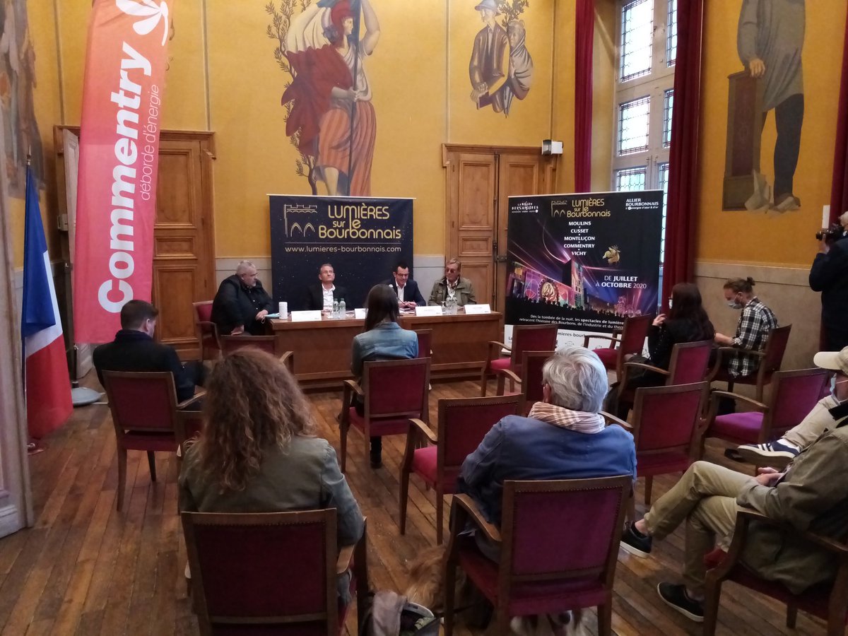 claude_riboulet's tweet photo. En conférence de presse à Commentry pour inaugurer le 4e nouveau site du spectacle "Lumières sur le Bourbonnais" avec @lamontagne_fr @RJFM_redaction @RADIORMB @lighteventcons1 Début de la projection à 22h15. https://t.co/sfxjG7Fyrg