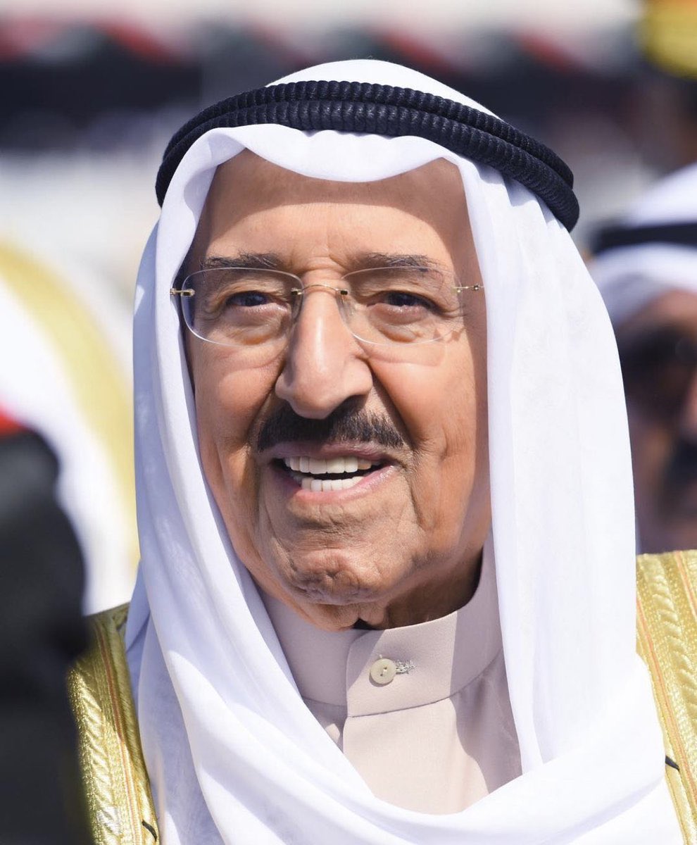 حفظ الله سمو الأمير
 وأطال الله في عمره ،

ماجور ياذخر الكويت
من سوّ الأيام وعليت
حقّك على الشعب الوفي
صدق الدعا  في كل بيت