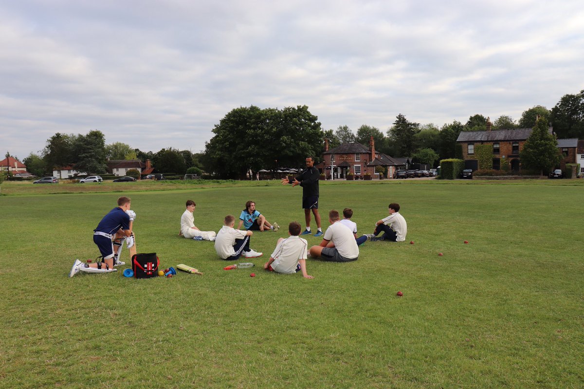 We’ve had the great pleasure to welcome England, Essex and Middx star batsman <a href="/owaisshah203/">Owais shah</a> to The Green today. He spent a couple of hours coaching our u16 group. We are very thankful to <a href="/JPFoundation/">Jack Petchey Fdn</a> for their help in giving our juniors such opportunities. #brightfuture