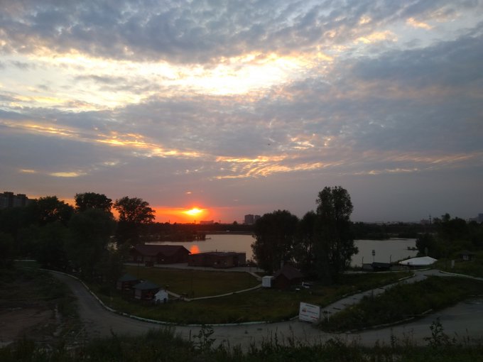 Пусть этот закат ознаменует конец плохой эпохи. Ну реально, столько недель непрерывной жести &ndash; перебор<a href="/tag/%D0%BC%D0%BE%D0%BD%D1%81%D1%82%D1%80%D0%B0%D1%86%D0%B8%D1%8F2020"class="tags"><span>#монстрация2020</span></a>