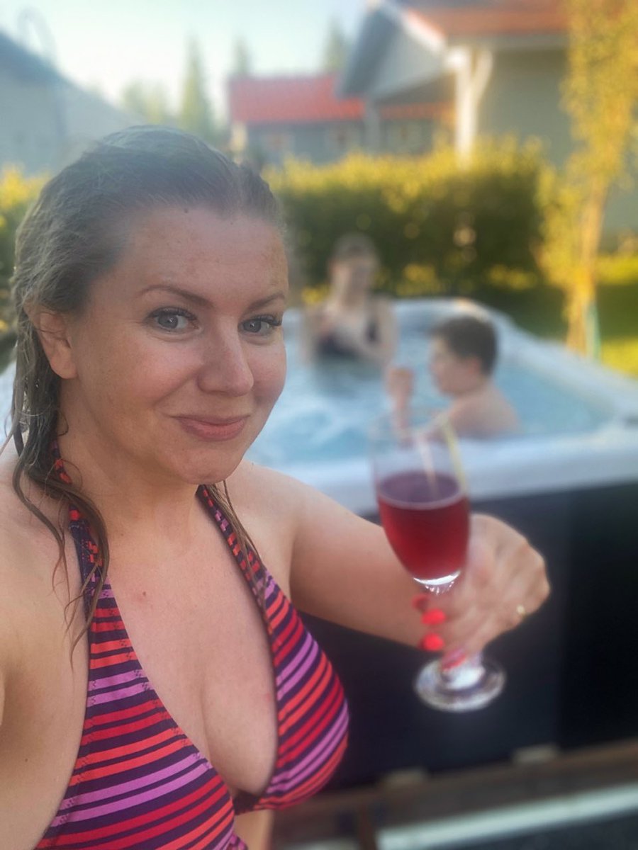 nordicteija's tweet photo. Ei mulla muuta. Tästä kuvasta voi pahoittaa mielensä niin monella tasolla. 😅 #lomalainen #poreallas #alkoholi #bikinit #porvari https://t.co/ce1pCEYhdM