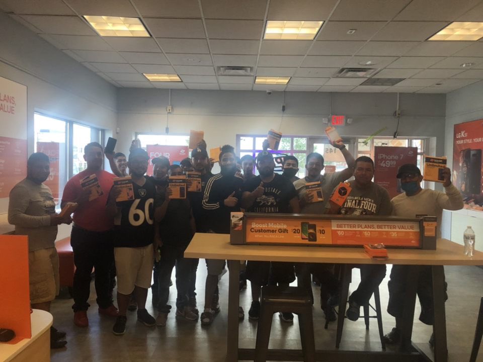 Sam at st cloud locations on fire 🔥 12 new line from one family luv it great job.  #BoostMobile $HRINK-IT!   <a href="/DeVriesPaul/">Paul DeVries</a> @Dk1team1dream <a href="/dish/">DISH</a> <a href="/dish/">DISH</a> <a href="/RyanMaierMN/">Ryan Maier</a> #stcloudMN