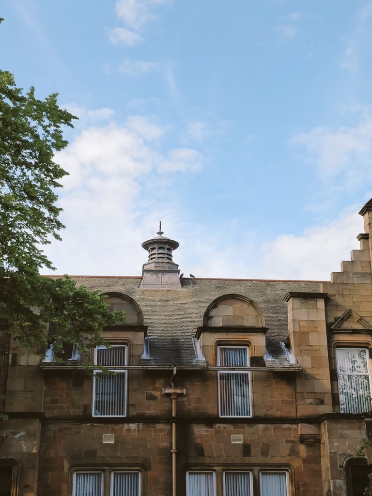 LyeThierry's tweet photo. You know it's time to go for a walk when the sun is out. Went quite far south today towards #Muirend &amp; #Netherlee. I know it's mainly residential area but if you look closely, there's always something to look for. #furthersouthside #architecturegeek #lovemywalk https://t.co/HdferOOJ4n