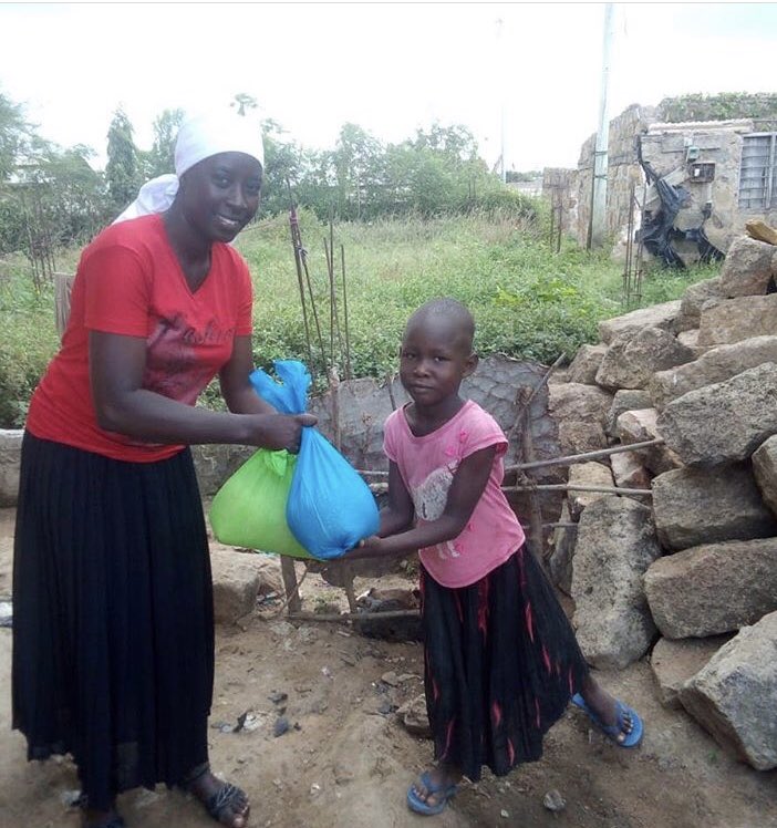 Future_of_Taru's tweet photo. With the children not returning to school until the New Year. Today the teachers started visiting pupils to give out supplies in a food program 3kg of beans and rice for smaller families and 5kg of rice, 3kg beans for those with larger families #ThursdayMotivation #AloneTogether https://t.co/3tHCHpMZCw