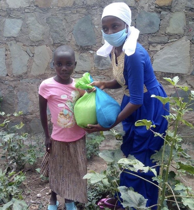 Future_of_Taru's tweet photo. With the children not returning to school until the New Year. Today the teachers started visiting pupils to give out supplies in a food program 3kg of beans and rice for smaller families and 5kg of rice, 3kg beans for those with larger families #ThursdayMotivation #AloneTogether https://t.co/3tHCHpMZCw