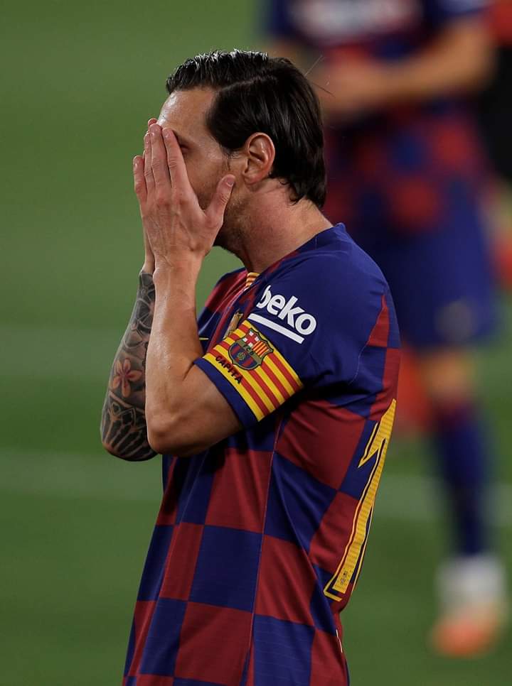 _MUSAFlR_'s tweet photo. I have not seen Messi playing with so little enthusiasm and interest.
Benzema is still 2 goals behind Leo messi.
#Messi 
#Barcelona 
#GOAT https://t.co/tohhJtVmmZ