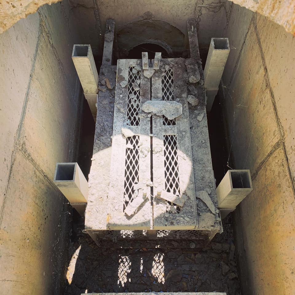 LoJac_Companies's tweet photo. BEFORE AND AFTER....
By means of vacuum excavation, we were able to safely clean the water quality unit to pass inspection along with cleaning all the rock debris in the containment vault!
#lojacllc #hydroexcavation #hydrovac #locatingutilities #waterqualityunit https://t.co/OfC2OB4Chm