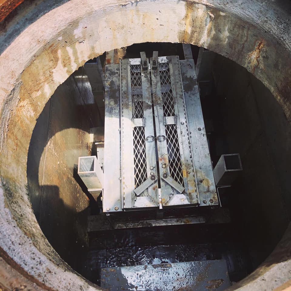 LoJac_Companies's tweet photo. BEFORE AND AFTER....
By means of vacuum excavation, we were able to safely clean the water quality unit to pass inspection along with cleaning all the rock debris in the containment vault!
#lojacllc #hydroexcavation #hydrovac #locatingutilities #waterqualityunit https://t.co/OfC2OB4Chm