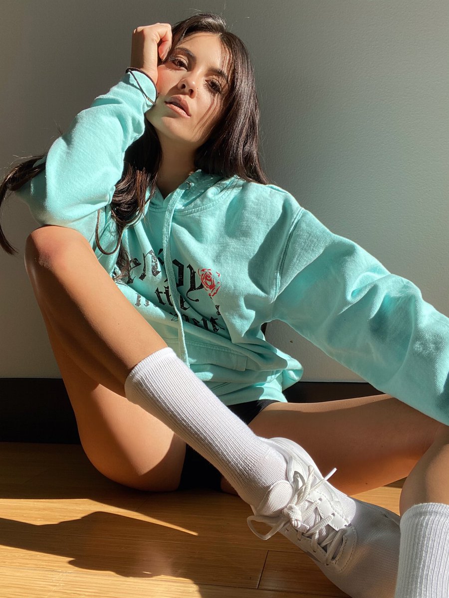 TheMonicaWeldon's tweet photo. Rocking my fav hoodie by @KXClothing 

#hoodie #clothingco #fashion #Casual https://t.co/Ykp7DJSLUI