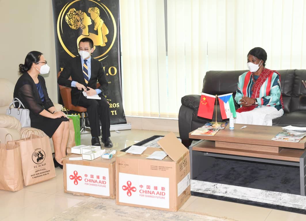 EmbChinaGE's tweet image. Hoy la Embajadora Qi Mei entregó a la Primera Dama Dña. Constancia Mangue materiales sanitarios que donó en nombre del gobierno chino la Sra. Peng Liyuan, esposa del Presidente chino. Esperamos que los materiales ayuden a mujeres, niños y jóvenes de G.E. a luchar contra #COVID19.