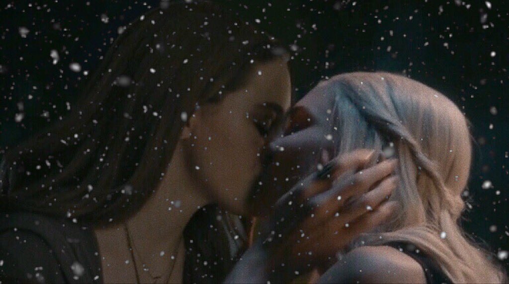 crysthiamhizzie's tweet photo. #posiefirekiss &amp; #hizziesnowkiss take notes @LegaciesW https://t.co/P2baD9Bixt